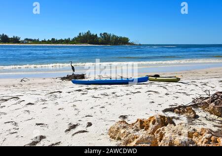 Bunte Plastikkajaks an einem weißen Sandstrand Stockfoto