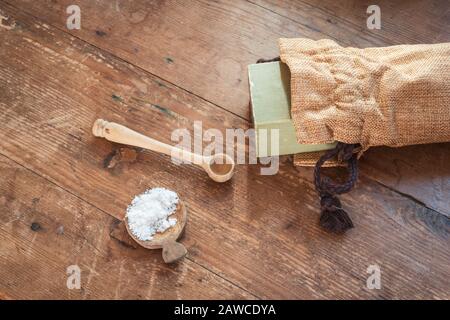 Aleppo Seife (savon d'alep) Olivenöl Seife, mit Meersalz und kleinem Löffel. Stockfoto