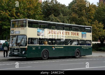 Ein Hop-on/Hop-off City Tour Bus in unter den Linden im Zentrum Berlins Stockfoto