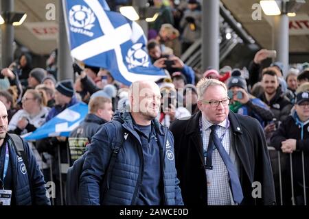 Murrayfield Stadium, Edinburgh, Großbritannien. Februar 2020. Runde Zwei - Schottland gegen England Caption: Schottland trifft England auf BT Murrayfield in Runde 2 der Guinness Six Nations 2020 am Samstag, 08. Februar 2020 Gregor Townsend, Trainer, kommt bei BT Murrayfield an. ( Credit: Rob Gray/Alamy Live News Stockfoto