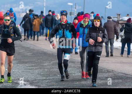 08. Februar 2020, Sachsen-Anhalt, Wernigerode: Florian Reichert (M.) ist der erste, der während der "Brocken-Challenge" den Harzgipfel erreicht hat. Der Sportlehrer erreichte den Brocken nach 6 Stunden und 33 Minuten bei trockenem Wetter, Wind und kühlen Temperaturen. Der 80 Kilometer lange Benefiz-Ultramarathonlauf wird jährlich vom Verein "Ausdauersport für Menschlichkeit" veranstaltet und fand zum 17. Mal statt. Rund 180 Läufer starteten am Morgen um 06:00 Uhr in Göttingen. Das Wetter im Harz dürfte sich in den kommenden Tagen grundlegend ändern. In der Nacht zum Montag erreichte ein Sturmtief Stockfoto