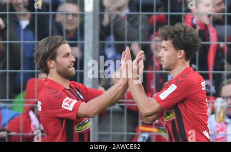 Freiburg, Deutschland. Februar 2020. Fußball: Bundesliga, SC Freiburg - 1899 Hoffenheim, 21. Spieltag im Schwarzwaldstadion. Luca Waldschmidt aus Freiburg jubelt zum 1:0 per Elfmeter mit Lucas Höler (l). Credit: Patrick Seeger / dpa - WICHTIGER HINWEIS: Gemäß den Vorschriften der DFL Deutsche Fußball Liga und des DFB Deutscher Fußball-Bund ist es untersagt, im Stadion und/oder aus dem fotografierten Spiel in Form von Sequenzbildern und/oder videoähnlichen Fotoserien auszunutzen oder auszunutzen./dpa/Alamy Live News Stockfoto