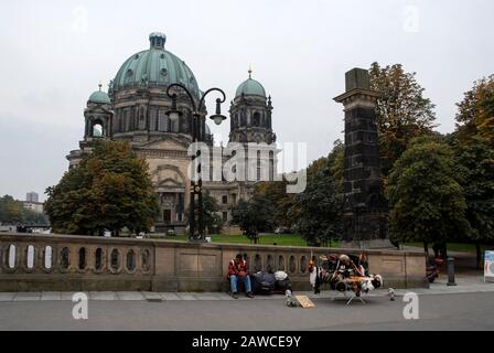 Ein Straßenhändler mit seinem ostdeutschen und russischen Militär-Souvenirstall in der Nähe des Berliner Doms am Spreeufer Stockfoto