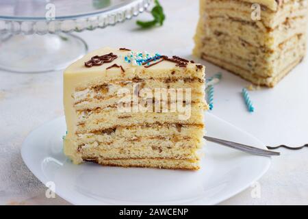 Schneiden Sie festliche Babykuchen auf einen Teller, Kuchen schneiden, füllen Stockfoto