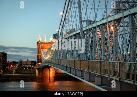 Die John A. Roebling Suspension Bridge überquert den Ohio River in Cincinnati, Ohio Stockfoto