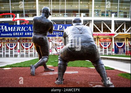 Legenden von Crosley Field vom Bildhauer Tom Tsuchiya außerhalb Des Great American Ball Park in Cincinnati, Ohio, Heimat der Cincinnati Reds Stockfoto