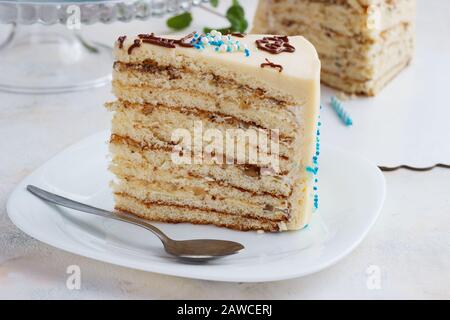 Schneiden Sie festliche Babykuchen auf einen Teller, Kuchen schneiden, füllen Stockfoto