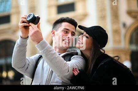 Junges Paar von Touristen fotografieren in der Stadt Stockfoto