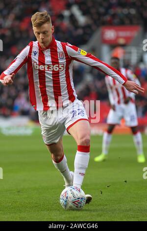 Stoke On Trent, Großbritannien. Februar 2020. Stoke City Mittelfeldspieler Sam Clucas (22) beim EFL Sky Bet Championship Match zwischen Stoke City und Charlton Athletic im BET365 Stadium, Stoke-on-Trent, England am 8. Februar 2020. Foto von Jurek Biegus. Nur redaktionelle Nutzung, Lizenz für kommerzielle Nutzung erforderlich. Keine Verwendung bei Wetten, Spielen oder einer einzelnen Club-/Liga-/Spielerpublikationen. Kredit: UK Sports Pics Ltd/Alamy Live News Stockfoto