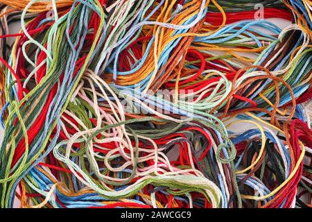 Farbenfroher Stickgarn Hintergrund. Nahaufnahme. Stockfoto