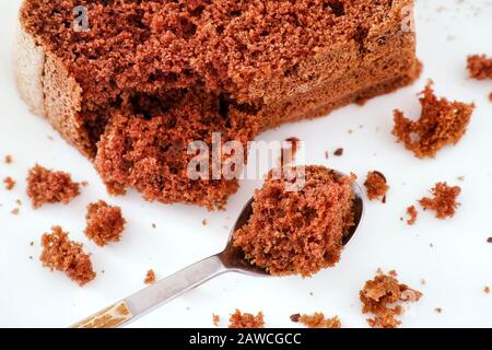 Köstlicher hausgemachter Schokoladenkuchen auf einem Teller. Nahaufnahme. Stockfoto