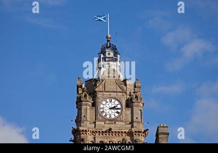 Schottische Saltire-Flagge, die vom Uhrturm des Balmoral Hotel Edinburgh, Schottland, Großbritannien, fliegt Stockfoto