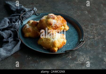 Pan de muerto oder Brot der Toten, in Mexiko auch Pan de los muertos genannt, ist eine in Mexiko traditionell gebackene Pfannenform Stockfoto