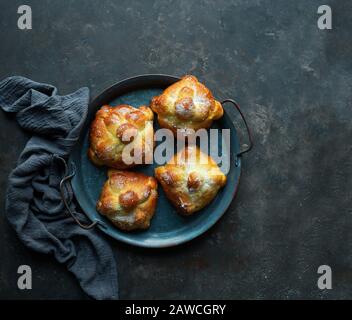 Pan de muerto oder Brot der Toten, in Mexiko auch Pan de los muertos genannt, ist eine in Mexiko traditionell gebackene Pfannenform Stockfoto