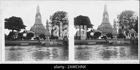 Wat Arun Ratchawararam Ratchawaramahawihan Wihan (Tempel der Morgendämmerung) Stereoskopiefoto, das um das Jahr 1910 vom Fluss Chao Praya in Bangkok aufgenommen wurde. Foto auf trockenem Glasplatte aus der Sammlung Herry W. Schaefer. Stockfoto