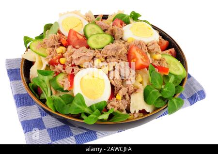 Thunfisch- und Nudelsalat mit gekochtem Ei, isoliert auf weißem Grund Stockfoto