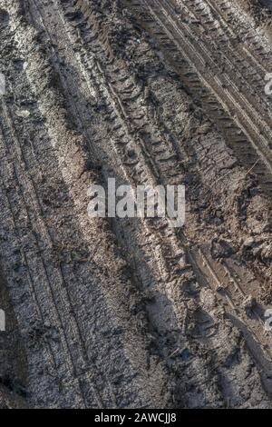 Reifenspuren in weichem schlammigen gloop/Tracks auf Schlamm. Gebogene Gleise, geschwungene Reifenspuren, winter Schlamm, machen einen Eindruck, Änderung der Richtung der Metapher. Stockfoto