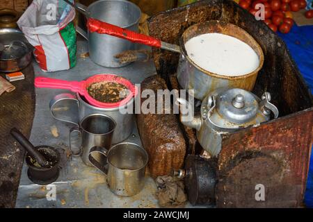 Indianischer Tee Masala Chai stall auf der Straße. Kolkata. Indien Stockfoto