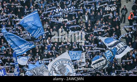 Berlin, Deutschland. Februar 2020. Fußball: Bundesliga, Hertha BSC - FSV Mainz 05, 21. Spieltag, Olympiastadion. Fans von Hertha BSC winken in der Ostkurve Fahnen und zeigen die 25 - die Rückennummer von Jordan Torunarigha als Zeichen gegen Rassismus. Kredit: Andreas Gora / dpa - WICHTIGER HINWEIS: Gemäß den Vorschriften der DFL Deutsche Fußball Liga und des DFB Deutscher Fußball-Bund ist es untersagt, im Stadion und/oder aus dem fotografierten Spiel in Form von Sequenzbildern und/oder videoähnlichen Fotoserien auszunutzen oder auszunutzen./dpa/Alamy Live News Stockfoto