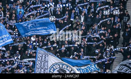 Berlin, Deutschland. Februar 2020. Fußball: Bundesliga, Hertha BSC - FSV Mainz 05, 21. Spieltag, Olympiastadion. Fans von Hertha BSC winken in der Ostkurve Fahnen und zeigen die 25 - die Rückennummer von Jordan Torunarigha als Zeichen gegen Rassismus. Kredit: Andreas Gora / dpa - WICHTIGER HINWEIS: Gemäß den Vorschriften der DFL Deutsche Fußball Liga und des DFB Deutscher Fußball-Bund ist es untersagt, im Stadion und/oder aus dem fotografierten Spiel in Form von Sequenzbildern und/oder videoähnlichen Fotoserien auszunutzen oder auszunutzen./dpa/Alamy Live News Stockfoto