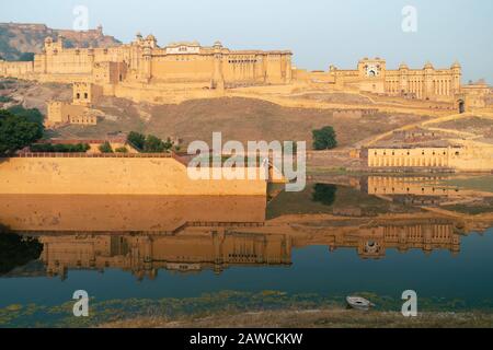 Außenansicht des Amber Forts und der Befestigungen an einem schönen Sommermorgen in Jaipur, Rajasthan, Indien. Stockfoto