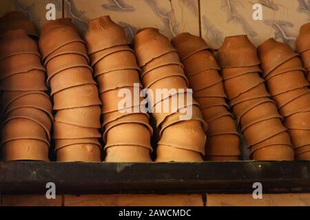 Tonteetassen für indischen Chai Tee. Kolkata. Indien Stockfoto