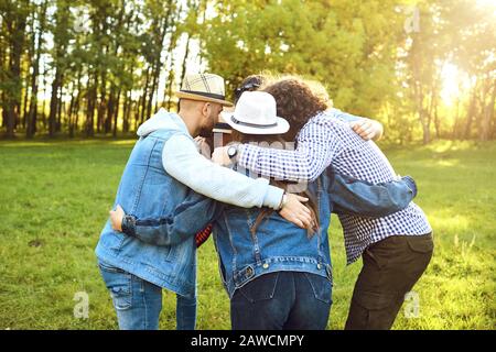 Eine Gruppe von Freunden steht ein Picknick im Park. Stockfoto