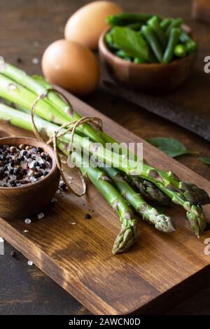 Superfood. Grüner Spargel auf rustikalem Holzhintergrund. Stockfoto