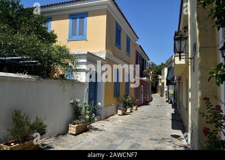 Athen, Griechenland - 7. Juli 2018: Buntes Haus in einer ruhigen Straße in Athen Stockfoto