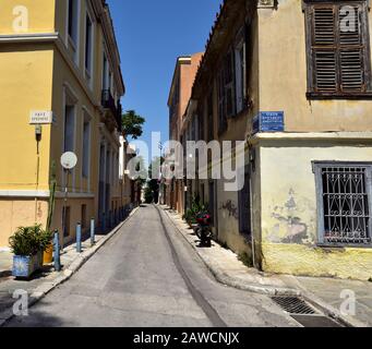 Athen, Griechenland - 7. Juli 2018:Sunshine in einer ruhigen Straße in Athen Stockfoto