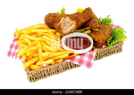 Südenfrittierte Hühnerportionen und Pommes frites in einem Korb, isoliert auf weißem Grund Stockfoto