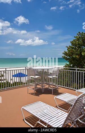 Große Terrasse mit Blick auf den Strand am Golf von Mexiko Stockfoto