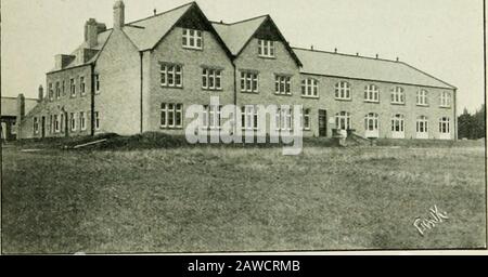 Tuberkulose im Säuglingsalter und im Kindesalter: Ihre Pathologie, Prävention und Behandlung . Abb. 25.-Sanatorium für vollendete Kinder in dr. Barnardo sgirls Dorf Wohnungen, barkingside. ABB. 26. SANATORIUM der Kinder, STANNINGTON, NORTHUMBERLAND. J4^ TUBERKULOSE IM SÄUGLINGSALTER UND KINDESALTER Das Haus- und Waisenhaus der Nationalkinder, das die Pflege von fast 2.000 kleinen umfasst und zwölf Niederlassungen in verschiedenen Teilen des Landes hat, beschäftigt sich mit einer Reihe tuberkulöser Krüppel und hat besondere Vorkehrungen für ihr Open-Air-Management getroffen (Abb. 27). Abeachtlicher Anteil der Kinder ist davon Stockfoto