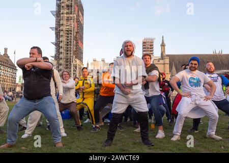 Westminster, London, Großbritannien. Februar 2020. Eine lebhafte Feier zum Waitangi Day am Parliament Square, London, bei der Neuseeländer Haka aufführen, tanzen und Fahnen schwenken. Die Veranstaltung erinnert an die Unterzeichnung des Vertrags von Waitangi und stellt das Erbe der Māori und die Identität Neuseelands in einem bürgerlichen Raum des Vereinigten Königreichs vor. Penelope Barritt/Alamy Live News Stockfoto