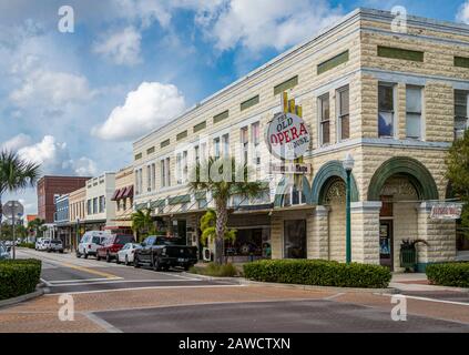 Oak Street im historischen Distrikt ist im National Register of Historic Places in der antiken Einkaufsstadt Arcadia Florida gelistet. Stockfoto