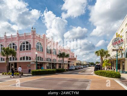 Oak Street im historischen Distrikt ist im National Register of Historic Places in der antiken Einkaufsstadt Arcadia Florida gelistet. Stockfoto