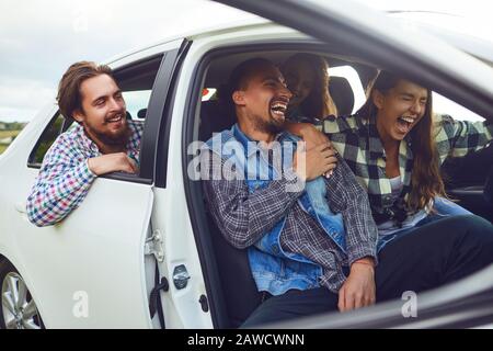 Eine Gruppe von Happy Freunde Fahren in einem Auto. Stockfoto