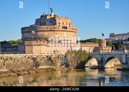 Die Engelsburg und die Engelsbrücke in Rom an einem sonnigen Tag Stockfoto