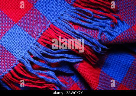 Blau und rot karierter Schal mit Fransen als Hintergrund Stockfoto