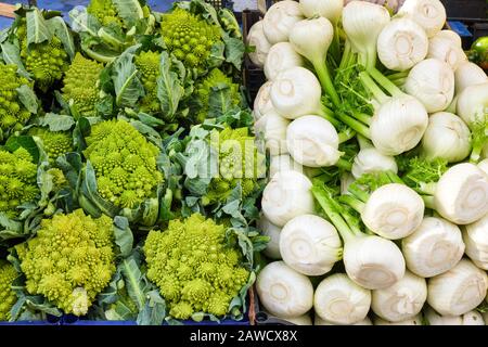 Romanesco Broccoli und Fenchel zum Verkauf eines Marktes Stockfoto