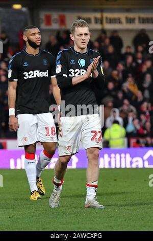 London, Großbritannien. Februar 2020. George Saville aus Middlesbrough lobt die Fans während des Sky Bet Championship Matches zwischen Brentford und Middlesbrough im Griffin Park, London am Samstag, 8. Februar 2020. (Kredit: Ivan Yordanov/MI News)Foto darf nur für redaktionelle Zwecke in Zeitungen und/oder Zeitschriften verwendet werden, Lizenz für kommerzielle Nutzung erforderlich Kredit: MI News & Sport /Alamy Live News Stockfoto