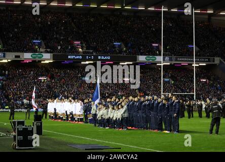 Die Spieler aus England und Schottland werden beim Guinness Six Nations Match im BT Murrayfield Stadium, Edinburgh, ihre Nationalhymnen singen. Stockfoto