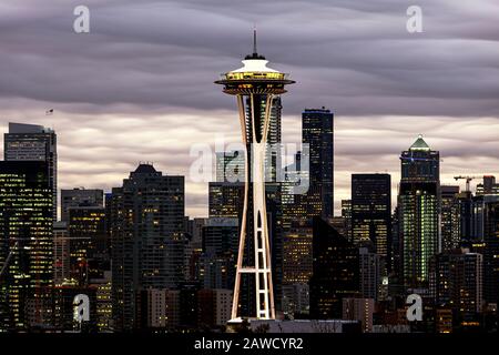 WA17382-00...WASHINGTON - Wolkenkratzer aus Seattle und die Raumnadel vom Kerry Park auf Queen Ann Hill aus gesehen. Stockfoto