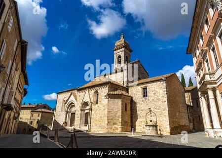 San Quirico d'Orcia, Siena / Italy-September 26 2019: Stiftskirche San Quirico im Stil der Romanik im mittelalterlichen toskanischen Dorf Stockfoto