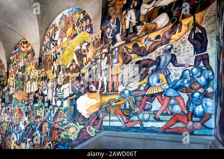 Diego Riveras massives Wandbild, das die Geschichte Mexikos auf der Treppe des Nationalpalastes in Mexiko-Stadt darstellt. Stockfoto