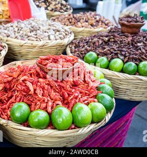 Kleine Garnelen und gebratene Insekten werden auf dem mexikanischen Markt in Mexiko-Stadt angeboten. Stockfoto