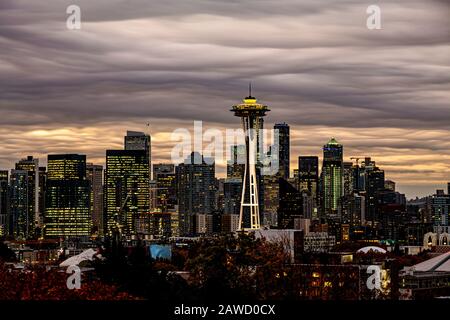 WA17384-00...WASHINGTON - Die Stadt Seattle mit der Space Needle vom Kerry Park auf Queen Ann Hill aus gesehen. Stockfoto