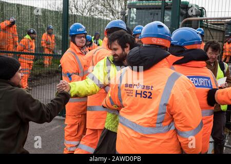 Harefield, Großbritannien. Februar 2020. HS2-Ingenieure und Sicherheitskräfte versuchen zu verhindern, dass Umweltaktivisten das Colne-Tal retten, HS2 und Extinction Rebellion auf ein Gebiet der Harvil Road zugreifen, das eingezäunt ist, um Baumfällerarbeiten für das Hochgeschwindigkeitsbahnprojekt durchzuführen. Die Aktivisten waren erfolgreich dabei, jeden geplanten Baumschlag durch HS2 zu verhindern und nach einem Eingreifen eines Polizeibeamten wurden nun alle Baumfällerarbeiten für das Wochenende abgebrochen. Credit: Mark Kerrison/Alamy Live News Stockfoto