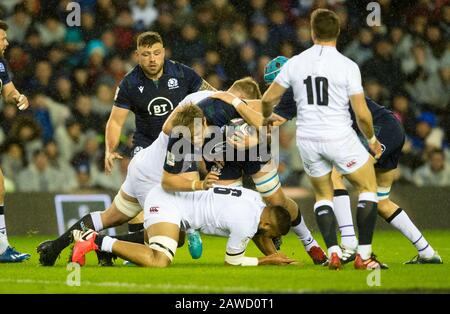 Edinburgh, Schottland, Großbritannien. Februar 2020. Edinburgh, Schottland, Großbritannien. Guinness Six Nations Test: Schottland gegen England. ScotlandÕs Jonny Gray wird von EnglandÕs Lewis Ludlam und EnglandÕs George Kruis in Angriff genommen. Kredit: Ian Rutherford/Alamy Live News Stockfoto