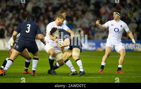 Edinburgh, Schottland, Großbritannien. Februar 2020. Edinburgh, Schottland, Großbritannien. Guinness Six Nations Test: Schottland gegen England. ScotlandÕs Hamish Watson wird von EnglandÕs George Kruis in Angriff genommen. Kredit: Ian Rutherford/Alamy Live News Stockfoto